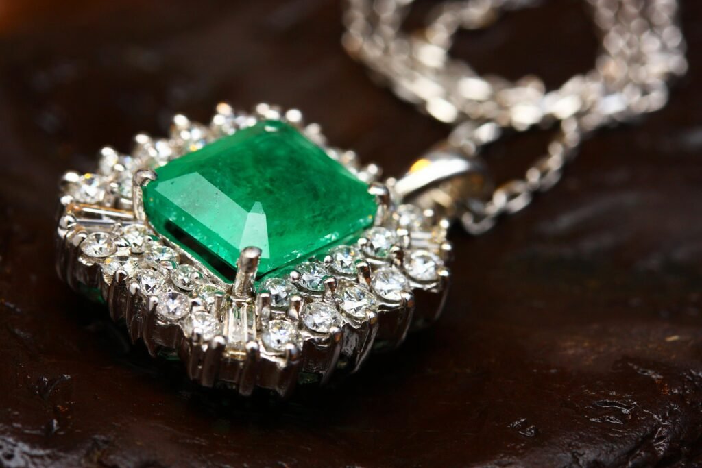 Stunning emerald pendant necklace in Silver with shimmering diamonds, epitomizing luxury and elegance.